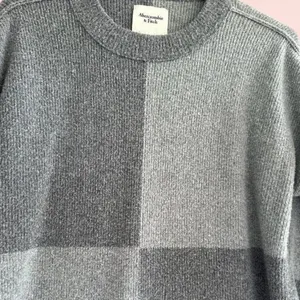 Womens Abercrombie & Fitch Oversized Fluffy Pattern Crewneck Sweater Grey Medium thumbnail 2