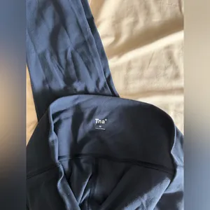 Aritzia TNA navy blue leggings 1x thumbnail 2