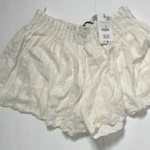 Zara Scalloped Eyelet Relaxed White Shorts Size L thumbnail 4