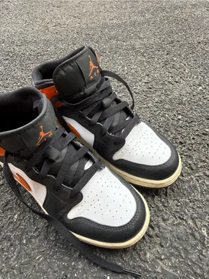Air Jordan 1 Mid Black White Orange Youth 5.5Y / Women’s 7 thumbnail 4