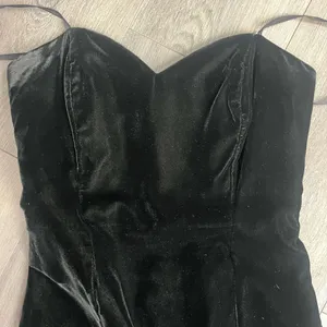 The Limited Elegant Black Strapless Mini Dress with Sweetheart Neckline 2 thumbnail 4