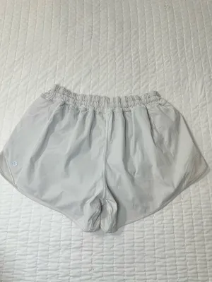 Lululemon Athletica Cream Women's Athletic Shorts - Elastic Waist in Size 12 thumbnail 9