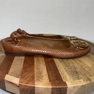 Tory Burch Reva Snake Skin Embossed Ballet Scrunch Flats Logo SZ 8.5 Brown Gold thumbnail 2