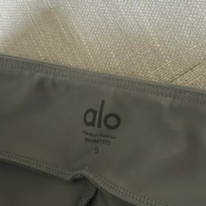 Alo Yoga Grey Cropped Workout Leggings Size Small thumbnail 5