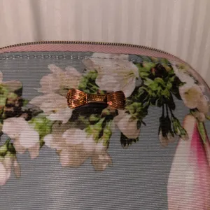 Ted Baker Mini Bag Perfect For Chargers/Cosmetics/ Anything You Want It To Be thumbnail 5