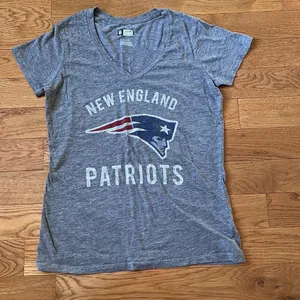 EUC NFL Team Apparel Women’s New England Patriots T Shirt Sz XL thumbnail 1