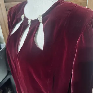 Vtg Julian Wilder Dress Burgundy Velvet Keyhole Rhinestone cut‎ out sheath sz 20 thumbnail 3