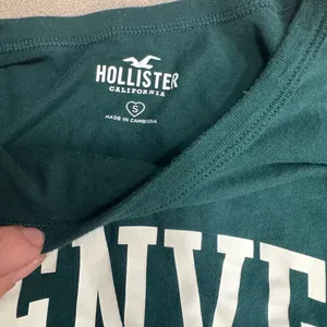Hollister T-Shirt Women's Size S‎ Dark Green Graphic DENVER Print Casual Crop thumbnail 2