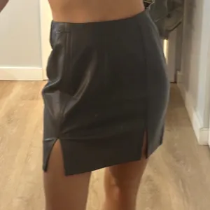 MANGOPOP Grey Faux Leather Slit Skirt thumbnail 3