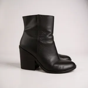 Marc Fisher Black Leather Round Toe Block Heel Ankle Boots Size 9 thumbnail 2