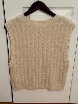 Abercrombie & Fitch Cable Knit Sweater Vest in Beige thumbnail 3