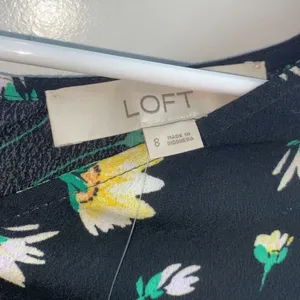 LOFT Black Floral Short Sleeve Blouse Top with Back Zipper Size 8 thumbnail 3