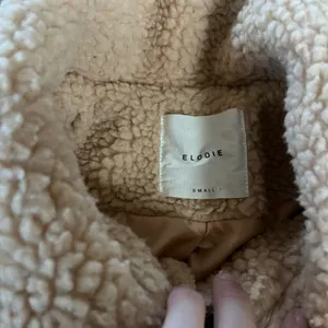 Beige Teddy Sherpa full zip with extra large pockets never worn thumbnail 6