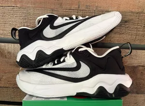 Nike Giannis black and white basketball shoe 7 youth 8.5 women’s. thumbnail 1