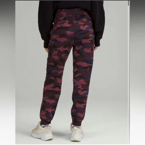 Lululemon Scuba High-Rise Jogger Heritage 365 Camo Smoky Red Night Sea Multi thumbnail 2