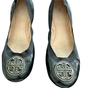 Tory Burch Caroline Ballet Flats Black Sz 6.5 Patent Leather Round Toe Logo thumbnail 2
