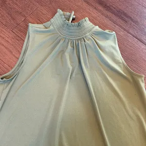 Ann Taylor Mock Neck Green Sleeveless Top Size Medium C4-006 thumbnail 3