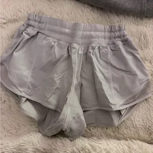 Lululemon White Low-Rise Hotty Hots 2.5” thumbnail 1