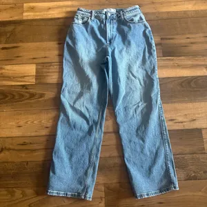 Hollister Curvy Short High-Rise Jeans thumbnail 2