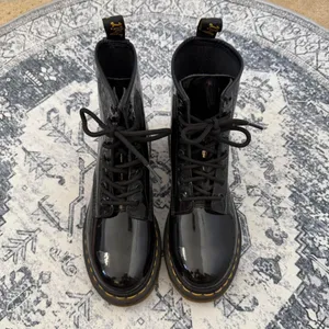 Dr. Martens 1460 WOMEN'S BLACK PATENT LEATHER LACE UP BOOTS - Size 38 thumbnail 3