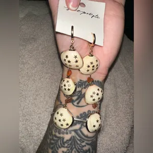 NWT FREE PEOPLE Bahama Baby Earrings - Apricot Three Shells $48 MSRP thumbnail 4