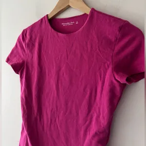Abercrombie & Fitch Soft A&F Collection‎ Fuchsia Pink Short Sleeve Bodysuit thumbnail 2