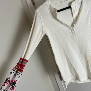 We The Free Cream Top with Red Patterned Sleeves Size XSMALL thumbnail 5