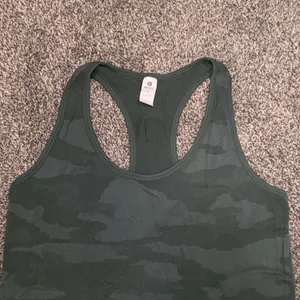 90 Degree green camo tank top in size S. Nylon & spandex blend. thumbnail 6