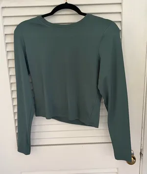 Hollister NWOT LONG SLEEVE CROP TOP thumbnail 1