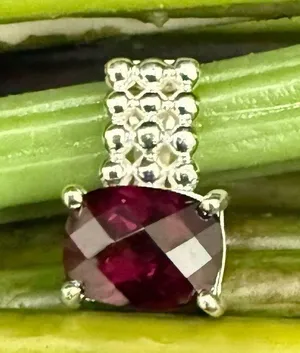 925 Sterling Silver Red Gemstone Garnet Cushion Cut Pendant 2g. thumbnail 1