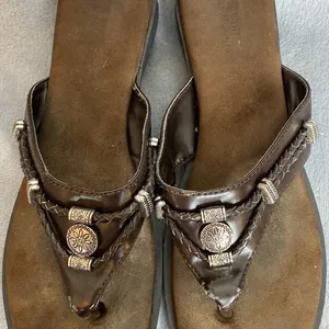 Women’s White Mountain Brown Cezar Silver Medallion Slip-on Sandal Shoes 9 thumbnail 12