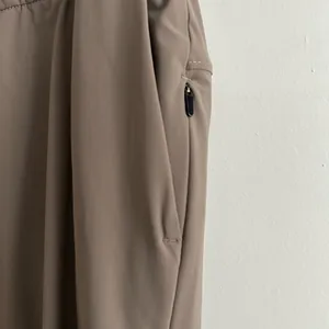 NWOT Vuori Cropped High-Rise Straight Pants in Taupe thumbnail 5