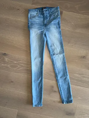 Abercrombie & Fitch Light Wash Women’s Slim Jeans - Blue size 25L thumbnail 4