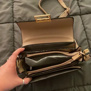 BRAND NEW! Taupe purse with adjustable strap. 5 separate compartments thumbnail 5