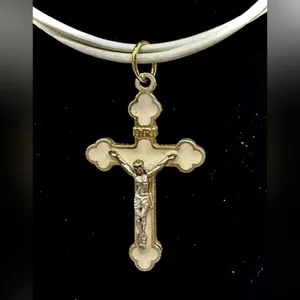 Gold Cross Pendant Necklace with Elegant Design thumbnail 2