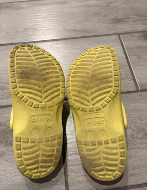 Women’s Pastel Yellow Crocs Hello Kitty Size 9 EUC thumbnail 4