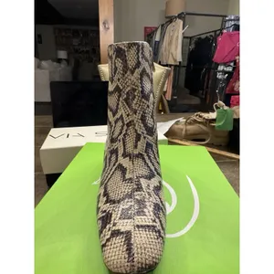 Sam Edelman Women's Paige 2 Gray Snake Print Size 6 Bootie thumbnail 5