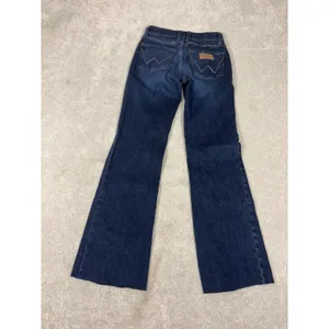wrangler mid tise trouser raw hem size 24x30‎ dark wash Cut To 30in Inseam thumbnail 9