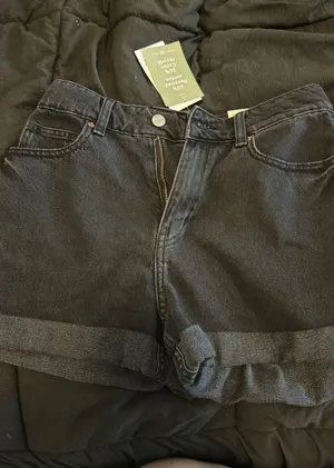 H And M Mom Fit High Waist Black Shorts thumbnail 1