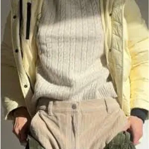 NWOT - Aritzia Super Puff Shorty in Light Yellow size small thumbnail 13