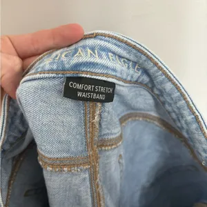 American Eagle Destroyed Light Wash Mom Jean Comfort Stretch Waist - Size 6 thumbnail 4