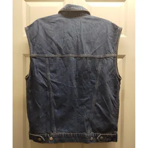 Universal Threads NWT Size Small Baggy 80s Inspired Medium Wash Button Denim Vest thumbnail 3