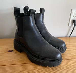 H&M Chelsea Boots thumbnail 1