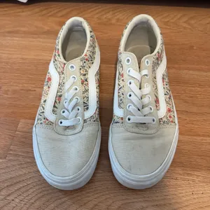 Vans Size 7 Floral Sneakers thumbnail 2