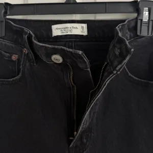 Abercrombie 90s Straight Ultra High Rise Mixed Fabric Faux Leather Jeans Size 26 thumbnail 8