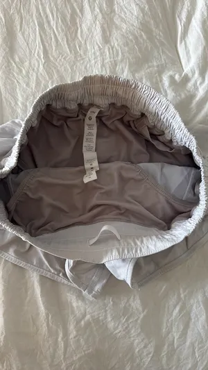 Lululemon Hotty Hot 2.5" Shorts White thumbnail 4
