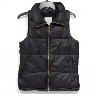 Old Navy Women's Black Puffer Vest thumbnail 2