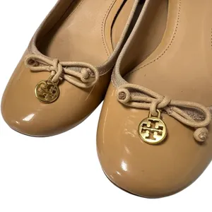 Tory Burch Chelsea Camellia Pump Tan Nude Patent Leather Low Heel Logo Size 7.5 thumbnail 7