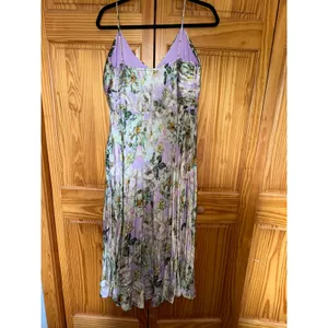 ASTR The Label Midi‎ Dress Womens L Lavender Floral Pleated Smocked event thumbnail 5