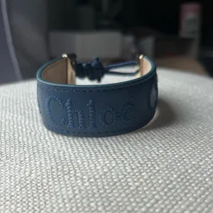 CHLOÉ | Embroidered-Logo Leather Woody Bracelet Navy Blue thumbnail 5